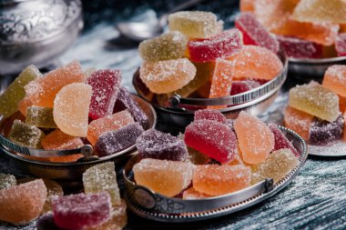 Limon ve portakal dilimleri şeklinde tatlı marmeladı. Jöleli şekerin tatlılığı.