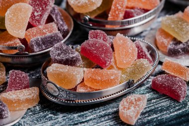 Limon ve portakal dilimleri şeklinde tatlı marmeladı. Jöleli şekerin tatlılığı.