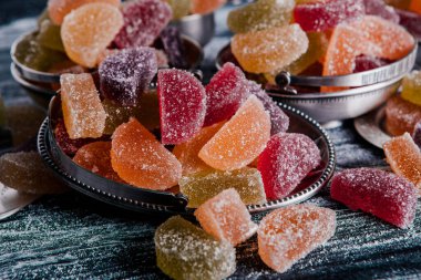 Limon ve portakal dilimleri şeklinde tatlı marmeladı. Jöleli şekerin tatlılığı.