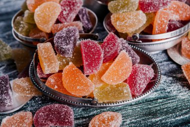 Limon ve portakal dilimleri şeklinde tatlı marmeladı. Jöleli şekerin tatlılığı.