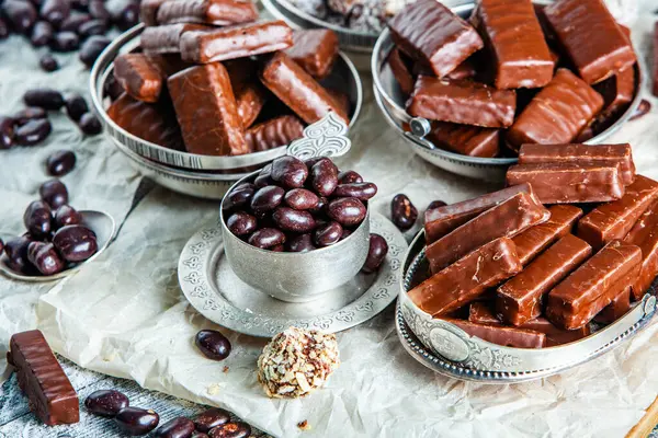 Verschiedene Schokoladenbonbons Auf Holzgrund Schokoladenbonbons Hintergrund Des Desserts — Stockfoto