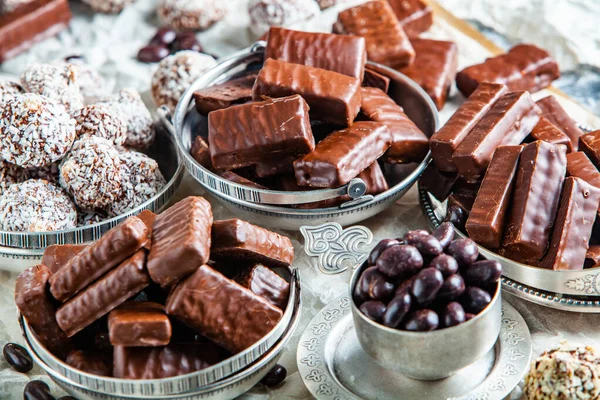 Verschiedene Schokoladenbonbons Auf Holzgrund Schokoladenbonbons Hintergrund Des Desserts — Stockfoto
