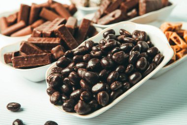 Tahta arka planda çeşitli çikolatalı şekerler. Çikolatalı şekerler. Tatlı arkaplanı.