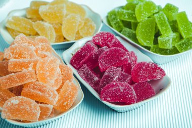 Limon ve portakal dilimleri şeklinde tatlı marmeladı. Jöleli şekerin tatlılığı.