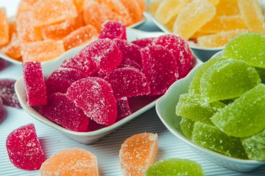 Limon ve portakal dilimleri şeklinde tatlı marmeladı. Jöleli şekerin tatlılığı.