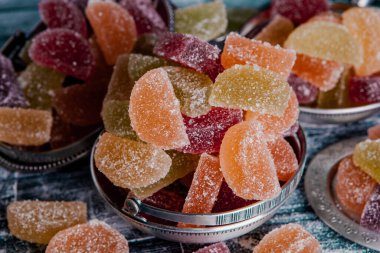 Limon ve portakal dilimleri şeklinde tatlı marmeladı. Jöleli şekerin tatlılığı.