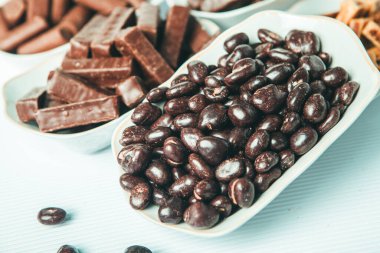 Çikolata arkaplanının çeşitli çeşitleri. Çikolata şekeri izole edilmiş 