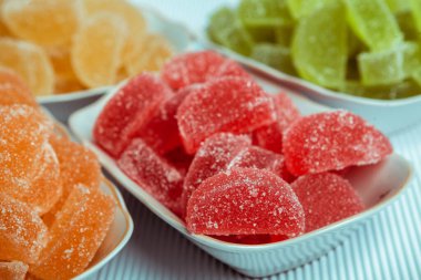 Limon ve portakal dilimleri şeklinde tatlı marmeladı. Jöleli şekerin tatlılığı.
