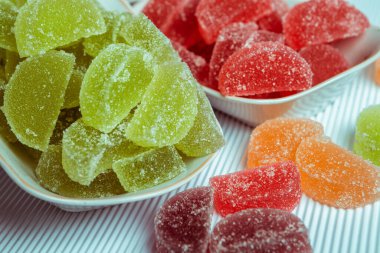 Limon ve portakal dilimleri şeklinde tatlı marmeladı. Jöleli şekerin tatlılığı.