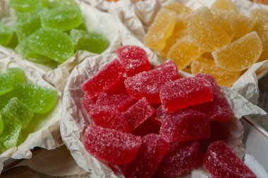 Limon ve portakal dilimleri şeklinde tatlı marmeladı. Jöleli şekerin tatlılığı.