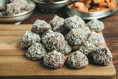 Çikolata arkaplanının çeşitli çeşitleri. Çikolata şekeri izole edilmiş 