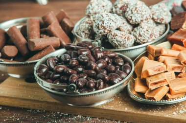 Çikolata arkaplanının çeşitli çeşitleri. Çikolata şekeri izole edilmiş 