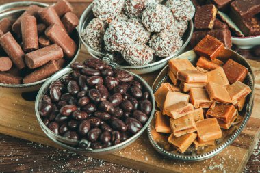 Çikolata arkaplanının çeşitli çeşitleri. Çikolata şekeri izole edilmiş 