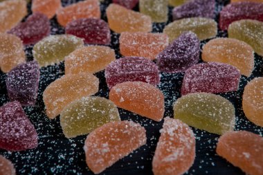 Limon ve portakal dilimleri şeklinde tatlı marmeladı. Jöleli şekerin tatlılığı.