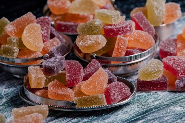 Limon ve portakal dilimleri şeklinde tatlı marmeladı. Jöleli şekerin tatlılığı.