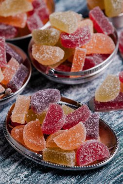 Limon ve portakal dilimleri şeklinde tatlı marmeladı. Jöleli şekerin tatlılığı.