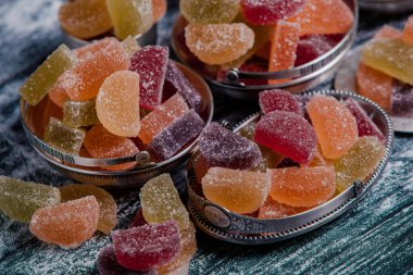 Limon ve portakal dilimleri şeklinde tatlı marmeladı. Jöleli şekerin tatlılığı.