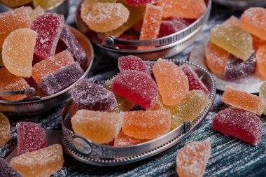 Limon ve portakal dilimleri şeklinde tatlı marmeladı. Jöleli şekerin tatlılığı.