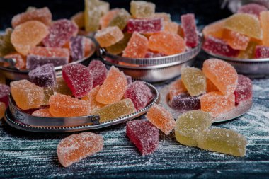 Limon ve portakal dilimleri şeklinde tatlı marmeladı. Jöleli şekerin tatlılığı.