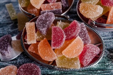 Limon ve portakal dilimleri şeklinde tatlı marmeladı. Jöleli şekerin tatlılığı.