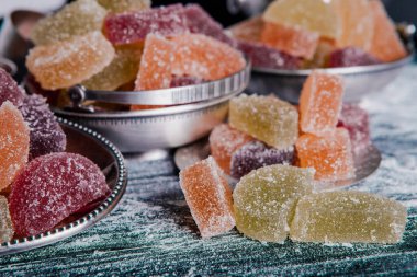 Limon ve portakal dilimleri şeklinde tatlı marmeladı. Jöleli şekerin tatlılığı.