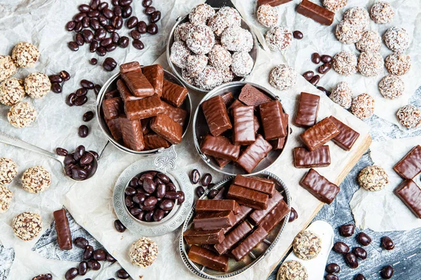 Auswahl Köstlichen Schokoladenbonbons Hintergrund Schokoladenbonbons Isoliert — Stockfoto