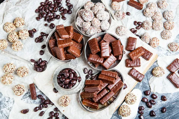 Auswahl Köstlichen Schokoladenbonbons Hintergrund Schokoladenbonbons Isoliert — Stockfoto