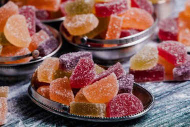 Limon ve portakal dilimleri şeklinde tatlı marmeladı. Jöleli şekerin tatlılığı.