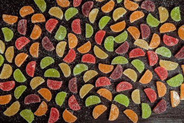 Limon ve portakal dilimleri şeklinde tatlı marmeladı. Jöleli şekerin tatlılığı.