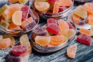 Limon ve portakal dilimleri şeklinde tatlı marmeladı. Jöleli şekerin tatlılığı.