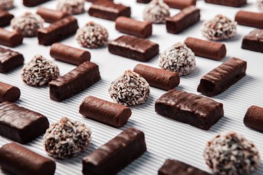 Çikolata arkaplanının çeşitli çeşitleri. Çikolata şekeri izole edilmiş 