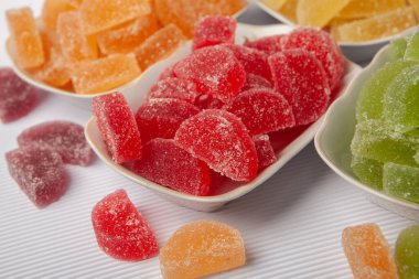 Limon ve portakal dilimleri şeklinde tatlı marmeladı. Jöleli şekerin tatlılığı.