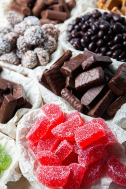 Çikolata arkaplanının çeşitli çeşitleri. Çikolata şekeri izole edilmiş 