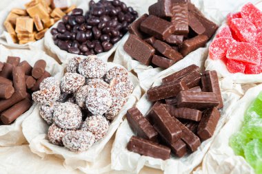 Çikolata arkaplanının çeşitli çeşitleri. Çikolata şekeri izole edilmiş 