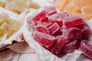 Limon ve portakal dilimleri şeklinde tatlı marmeladı. Jöleli şekerin tatlılığı.