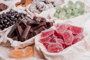 Çikolata arkaplanının çeşitli çeşitleri. Çikolata şekeri izole edilmiş 