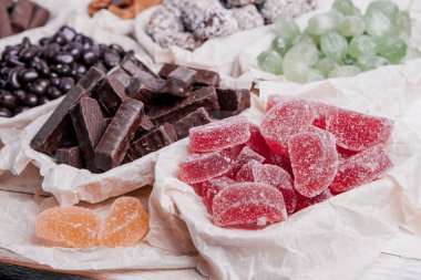 Limon ve portakal dilimleri şeklinde tatlı marmeladı. Jöleli şekerin tatlılığı.