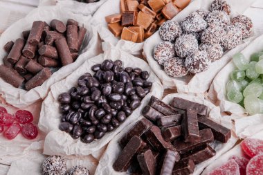 Çikolata arkaplanının çeşitli çeşitleri. Çikolata şekeri izole edilmiş 