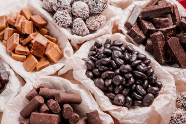 Çikolata arkaplanının çeşitli çeşitleri. Çikolata şekeri izole edilmiş 