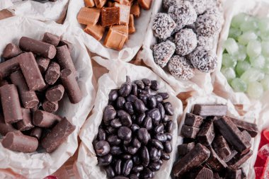 Çikolata arkaplanının çeşitli çeşitleri. Çikolata şekeri izole edilmiş 