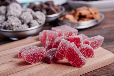 Limon ve portakal dilimleri şeklinde tatlı marmeladı. Jöleli şekerin tatlılığı.