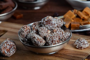 Çikolata arkaplanının çeşitli çeşitleri. Çikolata şekeri izole edilmiş 