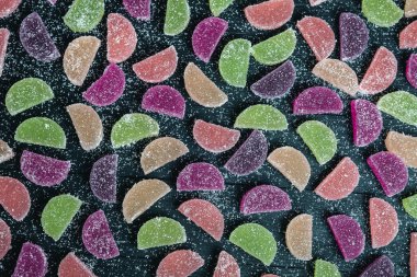 Limon ve portakal dilimleri şeklinde tatlı marmeladı. Jöleli şekerin tatlılığı.