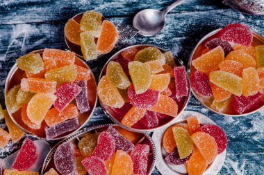 Limon ve portakal dilimleri şeklinde tatlı marmeladı. Jöleli şekerin tatlılığı.