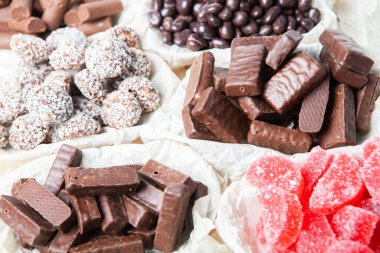 Çikolata arkaplanının çeşitli çeşitleri. Çikolata şekeri izole edilmiş 