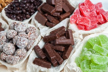 Çikolata arkaplanının çeşitli çeşitleri. Çikolata şekeri izole edilmiş 