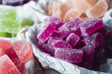 Limon ve portakal dilimleri şeklinde tatlı marmeladı. Jöleli şekerin tatlılığı.