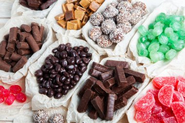 Çikolata arkaplanının çeşitli çeşitleri. Çikolata şekeri izole edilmiş 