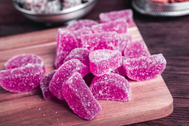 Limon ve portakal dilimleri şeklinde tatlı marmeladı. Jöleli şekerin tatlılığı.