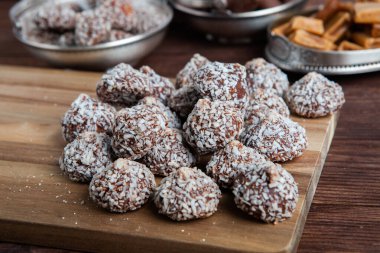 Çikolata arkaplanının çeşitli çeşitleri. Çikolata şekeri izole edilmiş 